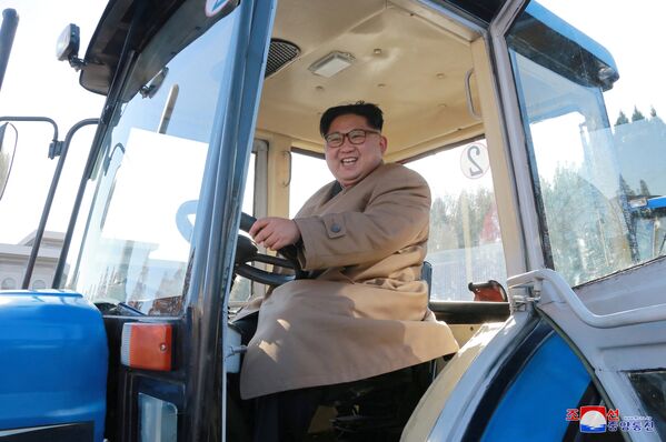Северокорейский лидер Ким Чен Ын во время посещения тракторного завода дает указания руководству предприятия по производству тракторов Kumsong - Sputnik Молдова