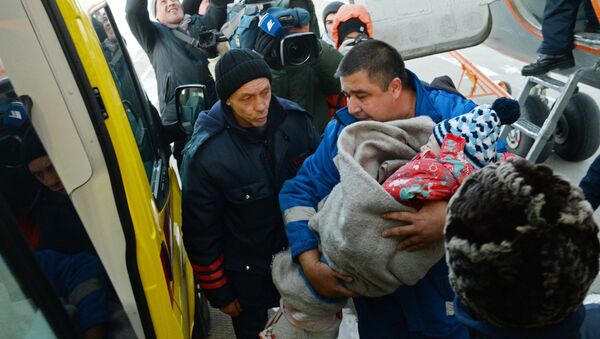 Выжившую при крушении L-410 девочку доставили в Хабаровск - Sputnik Молдова