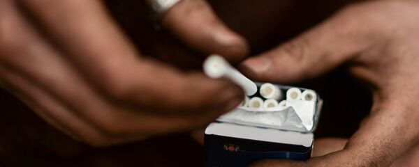 Мужчина достает сигарету, фото из архива - Sputnik Молдова