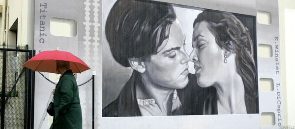 A woman walks in front a wall in Cannes, southern France, representing greetings from the cinema with Leonardo Di Caprio with Kate Winslet in Titanic , Friday Jan. 23, 2009. - Sputnik Moldova-România