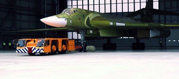 Стратегический ракетоносец Ту-160М2 впервые выкатили из цеха Казанского авиазавода - Sputnik Молдова