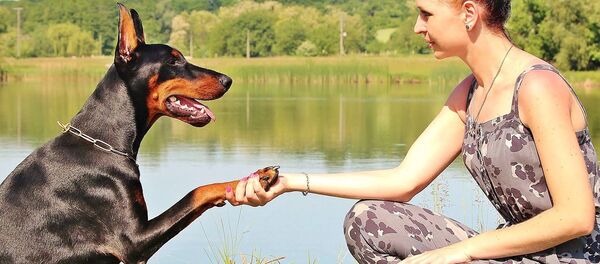 Женщина с доберманом (архивное фото) - Sputnik Молдова