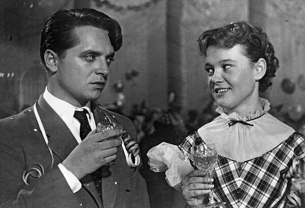 Кадр из художественного фильма Карнавальная ночь, 1956 год. В роли Леночки Крыловой - артистка Людмила Гурченко, в роли Гриши Кольцова - артист Юрий Белов. Режиссер Эльдар Рязанов. Киностудия Мосфильм. Репродукция Кадр из художественного фильма Карнавальная ночь, 1956 год. В роли Леночки Крыловой - артистка Людмила Гурченко, в роли Гриши Кольцова - артист Юрий Белов. Режиссер Эльдар Рязанов. Киностудия Мосфильм. Репродукция - Sputnik Молдова