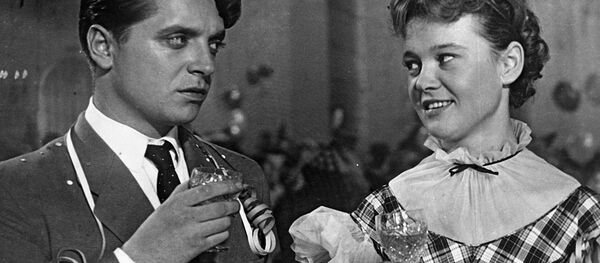 Кадр из художественного фильма Карнавальная ночь, 1956 год. В роли Леночки Крыловой - артистка Людмила Гурченко, в роли Гриши Кольцова - артист Юрий Белов. Режиссер Эльдар Рязанов. Киностудия Мосфильм. Репродукция - Sputnik Молдова