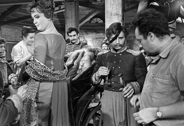 Режиссер Эльдар Рязанов (справа) и актриса Татьяна Шмыга (слева) на съемках фильма Гусарская баллада. 10 апреля 1962 года Режиссер Эльдар Рязанов (справа) и актриса Татьяна Шмыга (слева) на съемках фильма Гусарская баллада. 10 апреля 1962 года - Sputnik Молдова