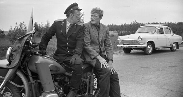 Кадр из художественного кинофильма Берегись автомобиля (режиссер Эльдар Рязанов, киностудия Мосфильм). Актеры Георгий Жженов (слева) в роли милиционера и Иннокентий Смоктуновский в роли Деточкина. 26 августа 1966 года Кадр из художественного кинофильма Берегись автомобиля (режиссер Эльдар Рязанов, киностудия Мосфильм). Актеры Георгий Жженов (слева) в роли милиционера и Иннокентий Смоктуновский в роли Деточкина. 26 августа 1966 года - Sputnik Молдова