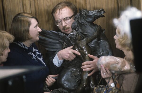 Кадр из фильма Служебный роман. Советский фильм, мелодрама (2 серии) режиссера Эльдара Рязанова. В ролях: общественница Шурочка - Людмила Иванова, Анатолий Новосельцев - Андрей Мягков, Ольга Рыжова - Светлана Немоляева. 1977 год Кадр из фильма Служебный роман. Советский фильм, мелодрама (2 серии) режиссера Эльдара Рязанова. В ролях: общественница Шурочка - Людмила Иванова, Анатолий Новосельцев - Андрей Мягков, Ольга Рыжова - Светлана Немоляева. 1977 год - Sputnik Молдова