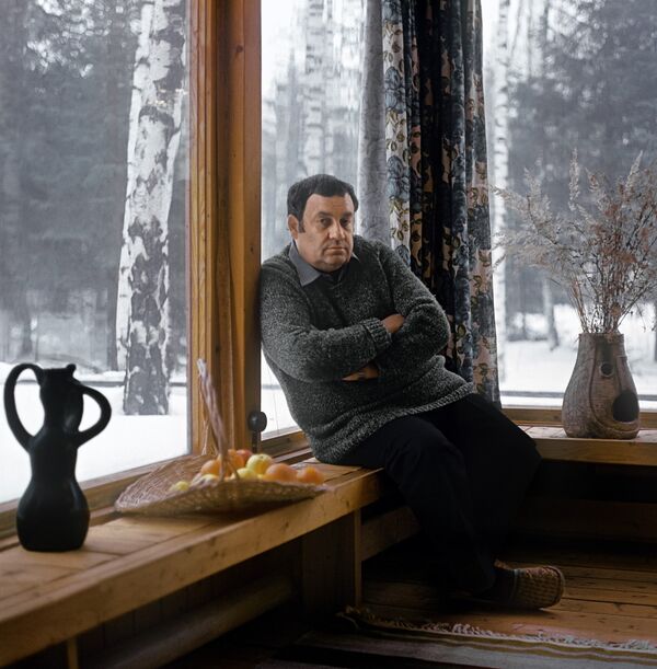 Кинорежиссер, народный артист СССР, лауреат Государственной премии СССР 1977 года и Государственной премии РСФСР 1979 года Эльдар Александрович Рязанов в своем загородном доме. 27 февраля 1988 года Кинорежиссер, народный артист СССР, лауреат Государственной премии СССР 1977 года и Государственной премии РСФСР 1979 года Эльдар Александрович Рязанов в своем загородном доме. 27 февраля 1988 года - Sputnik Молдова