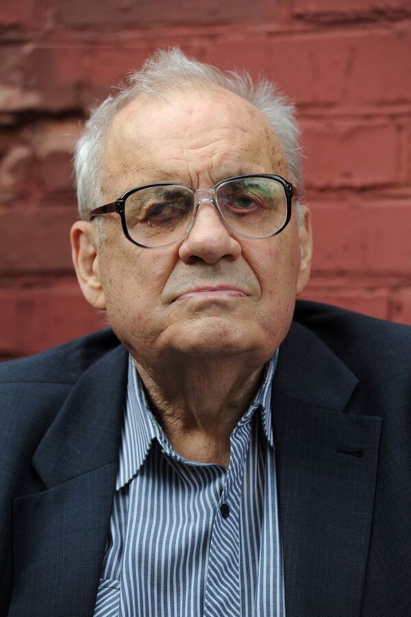 Режиссер Эльдар Рязанов на церемонии открытия памятника народной артистке России Людмиле Гурченко на Новодевичьем кладбище в Москве. 4 августа 2012 года Режиссер Эльдар Рязанов на церемонии открытия памятника народной артистке России Людмиле Гурченко на Новодевичьем кладбище в Москве. 4 августа 2012 года - Sputnik Молдова