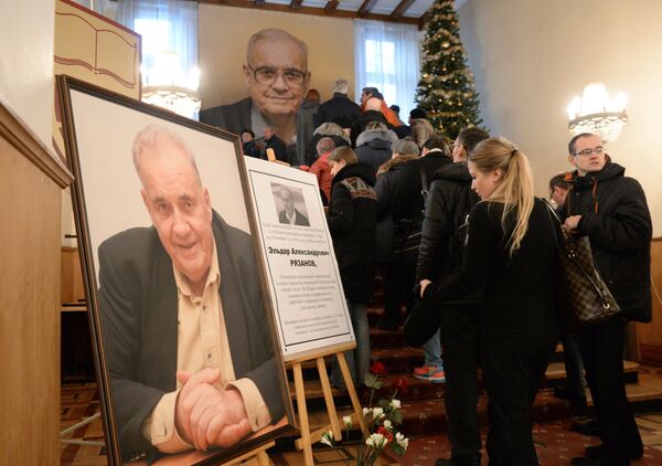 Люди пришли проститься с кинорежиссером Эльдаром Рязановым. 3 декабря 2015 года Люди пришли проститься с кинорежиссером Эльдаром Рязановым. 3 декабря 2015 года - Sputnik Молдова