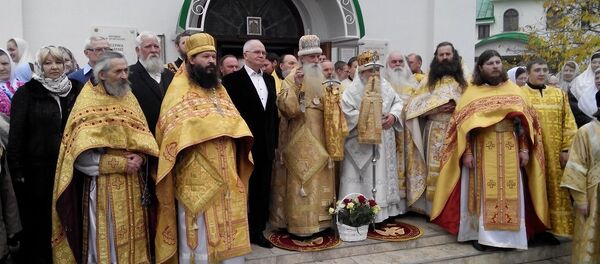 Митрополит Православной старообрядческой церкви Корнилий, епископ Кишиневский и всея Молдовы старообрядческой церкви Евмений, посол России в Молдове фарит Мухаметшини и священники у входа в Мазаракиевский храм - Sputnik Молдова