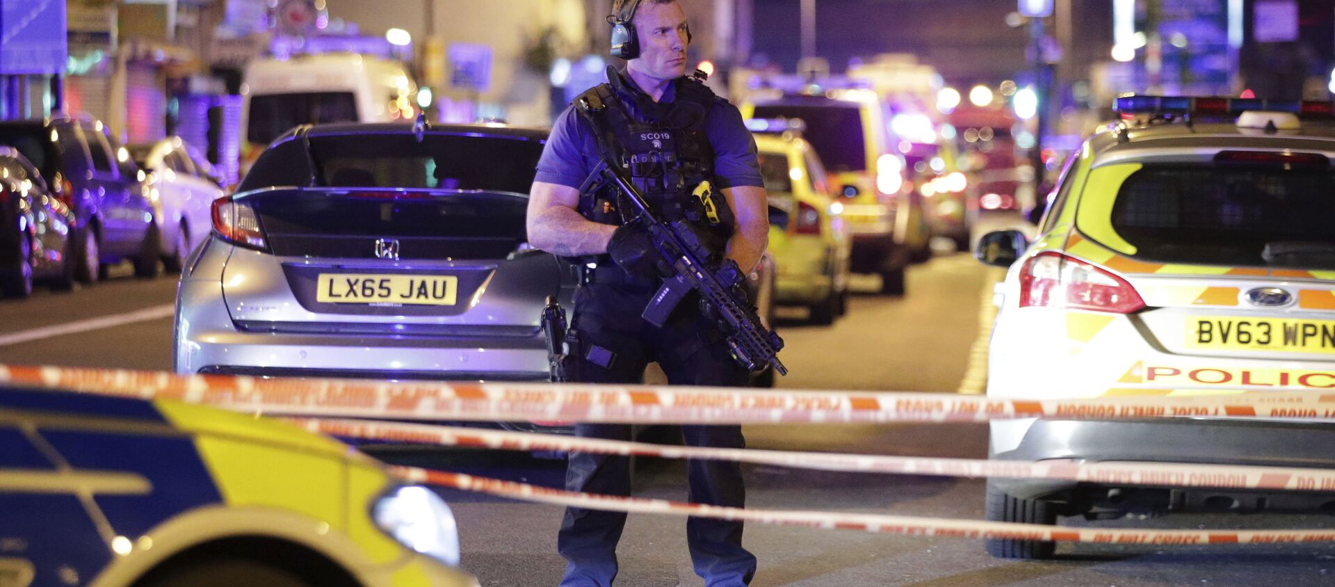 An armed police officer mans a cordon on the Seven Sisters Road at Finsbury Park where a vehicle struck pedestrians in London Monday, June 19, 2017. Police say a vehicle struck pedestrians on a road in north London, leaving several casualties and one person has been arrested. - Sputnik Moldova-România, 1920, 01.06.2018