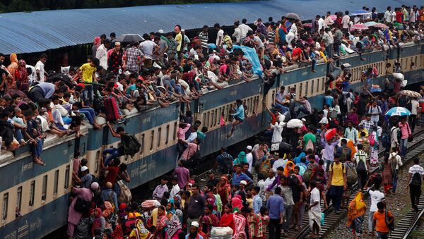 Люди берут штурмом поезд, чтобы отправиться домой во время празднования Курбан-Байрам в Бангладеш - Sputnik Moldova-România