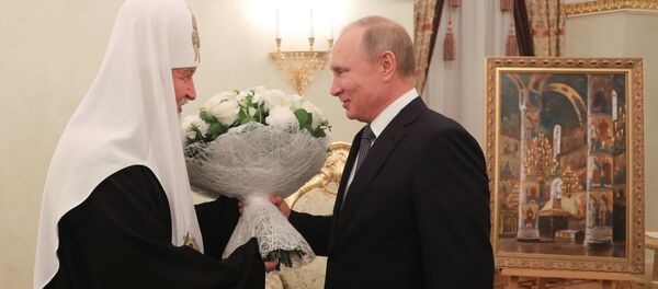 Президент РФ Владимир Путин поздравляет патриарха Московского и всея Руси Кирилла с днем рождения - Sputnik Молдова