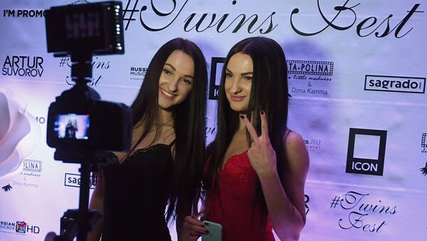Участницы фестиваля близнецов Twins fest в Москве - Sputnik Молдова