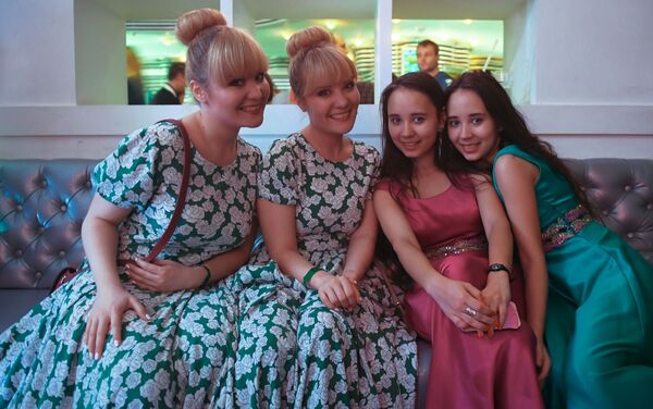 Участницы на фестивале близнецов Twins fest в Москве - Sputnik Молдова