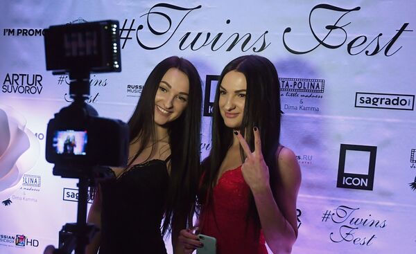 Участницы фестиваля близнецов Twins fest в Москве - Sputnik Молдова