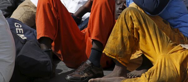 Surviving immigrants lie on the deck of Italian coastguard ship Bruno Gregoretti in Senglea, in Valletta's Grand Harbour April 20, 2015.  - Sputnik Moldova-România