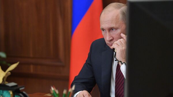Vladimir Putin în timpul unei convorbiri telefonice - Sputnik Moldova