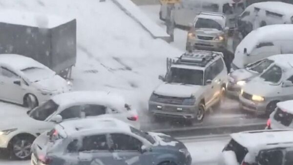 Сильный снегопад вызвал транспортный коллапс во Владивостоке - Sputnik Молдова