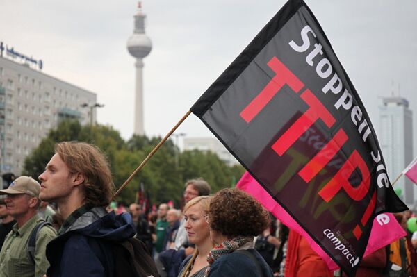 Участники акции протеста в Берлине против создание зоны свободной торговли между Евросоюзом и Канадой (CETA) и заключением договора о создании Трансатлантической зоны свободной торговли (TTIP) между ЕС и США. - Sputnik Молдова