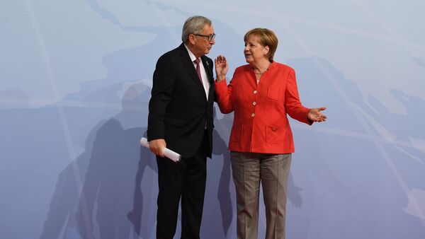 Председатель Европейской комиссии Жан-Клод Юнкер и канцлер ФРГ Ангела Меркель - Sputnik Молдова