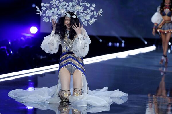 Модель Мин Си во время падения на шоу Victoria's Secret в Шанхае, Китай - Sputnik Молдова