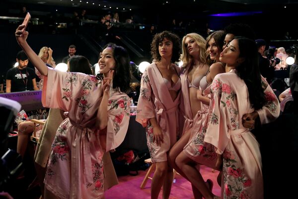 Модели до начала шоу Victoria's Secret в Шанхае, Китай - Sputnik Молдова