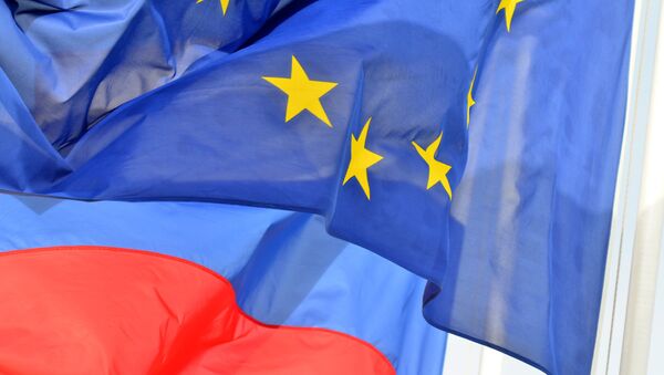 Флаги России, ЕС, Франции и герб Ниццы на набережной Ниццы - Sputnik Moldova-România