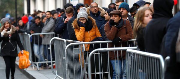 Люди в очереди за новым iPhone X во время старта продаж нового смартфона в Лондоне Люди в очереди за новым iPhone X во время старта продаж нового смартфона в Лондоне - Sputnik Молдова