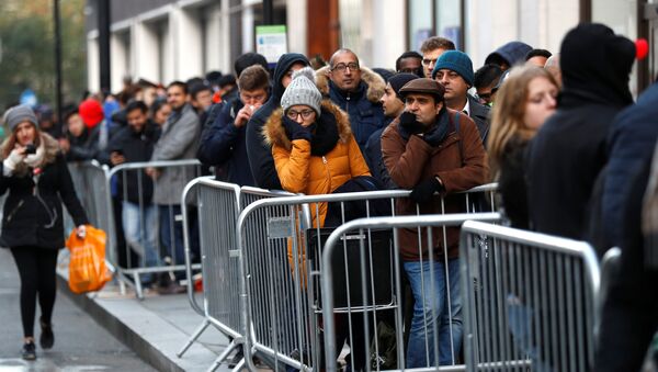 Люди в очереди за новым iPhone X во время старта продаж нового смартфона в Лондоне - Sputnik Moldova