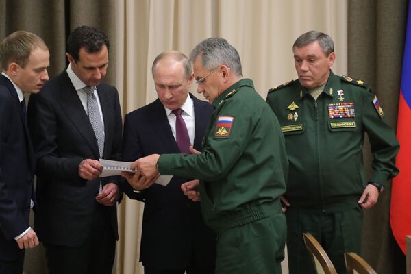Președintele Siriei, Bashar Assad și președintele Rusiei, Vladimir Putin în timpul prezentării liderului sirian conducerii Ministerului Apărării al Rusiei și Statului Major al Forțelor Armate ale Rusiei - Sputnik Moldova-România