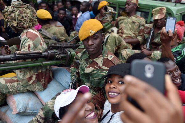 Tinerele pozează cu soldații armatei Zimbabwe în timpul marșului pentru demisia președintelui Harare - Sputnik Moldova-România