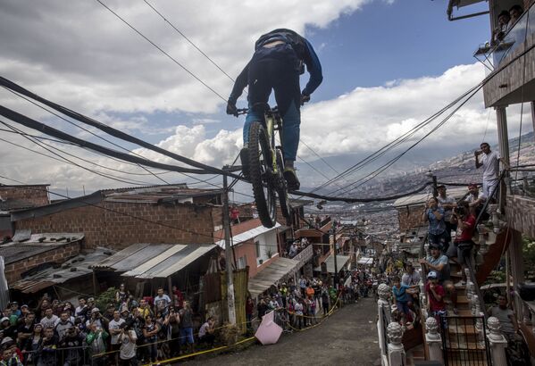 Un participant la cursele Urban Bike Inder Medellin în orașul Medellin, Columbia - Sputnik Moldova-România