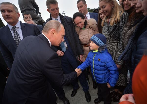 Președintele rus Vladimir Putin comunică cu localnicii după dezvelirea monumentului lui Alexandru al III-lea la Ialta - Sputnik Moldova-România