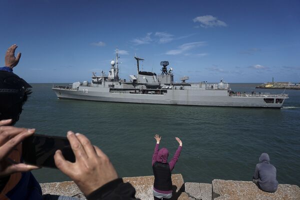 Люди машут аргентинскому эсминцу ARA Sarandi, отправляющемуся от военно-морской базы Аргентины в Мар-дель-Плата на поиски пропавшей подводной лодки Сан-Хуан - Sputnik Молдова