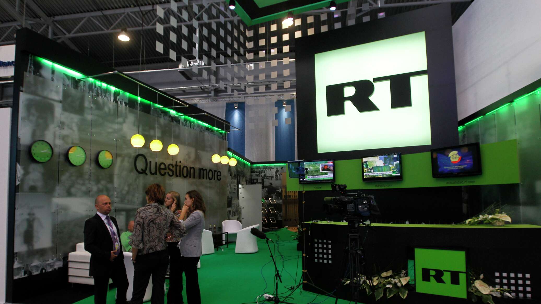 Russian rt. Электрозаводская Russia today. ПМЭФ 2010. Съемочная группа раша Тудей. Стенд Телеканал звезда.