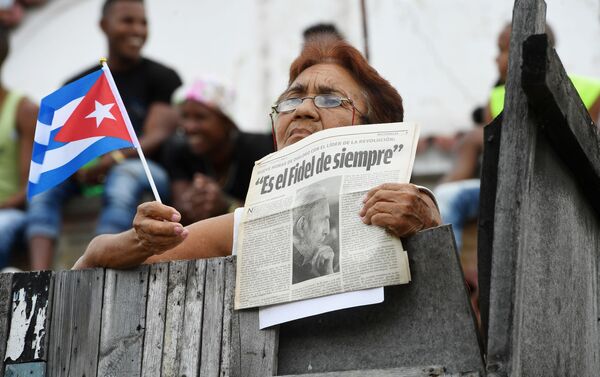 Женщина ожидает траурный кортеж с прахом команданте Фиделя Кастро в Сантьяго-де-Куба - Sputnik Молдова