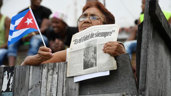Женщина ожидает траурный кортеж с прахом команданте Фиделя Кастро в Сантьяго-де-Куба - Sputnik Молдова
