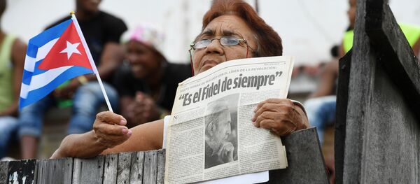 Женщина ожидает траурный кортеж с прахом команданте Фиделя Кастро в Сантьяго-де-Куба Женщина ожидает траурный кортеж с прахом команданте Фиделя Кастро в Сантьяго-де-Куба - Sputnik Молдова