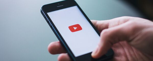 Пользователь смартфона смотрит Youtube, архивное фото.  - Sputnik Молдова
