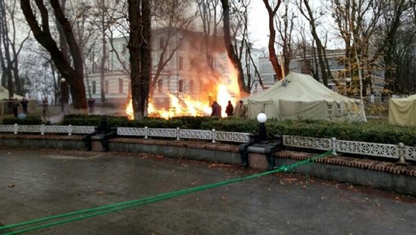 В центре Киева сгорела палатка протестующих - Sputnik Молдова