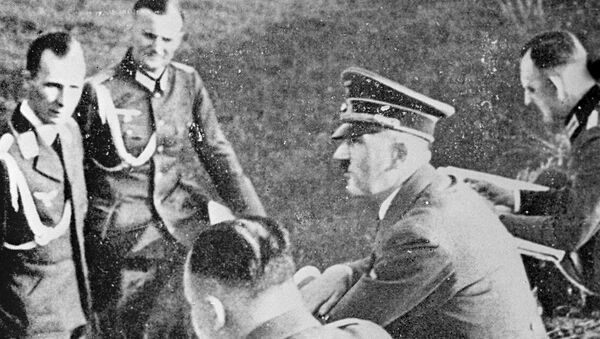 Главный адъютант Гитлера генерал пехоты Рудольф Шмундт, фюрер Адольф Гитлер - Sputnik Moldova-România