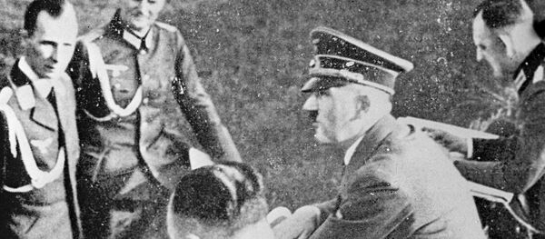 Главный адъютант Гитлера генерал пехоты Рудольф Шмундт, фюрер Адольф Гитлер - Sputnik Moldova-România