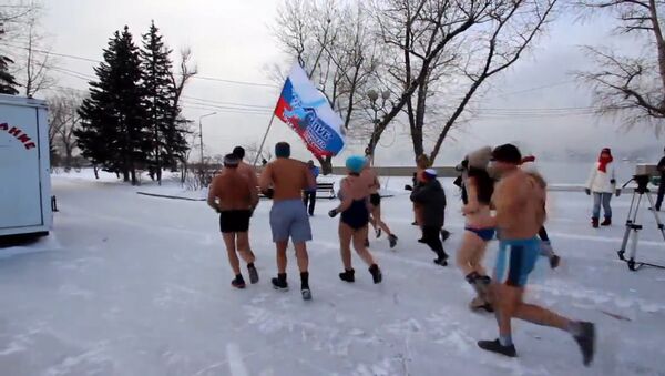 Жители Иркутска в купальниках вышли на пробежку зимой - Sputnik Молдова