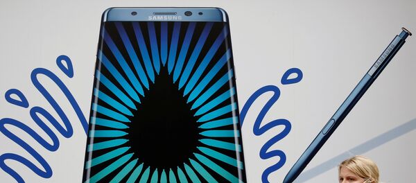 A woman speaks on an Apple phone as she passes an advert for the Samsung Galaxy Note 7 in London, Britain, September 2, 2016. - Sputnik Moldova-România