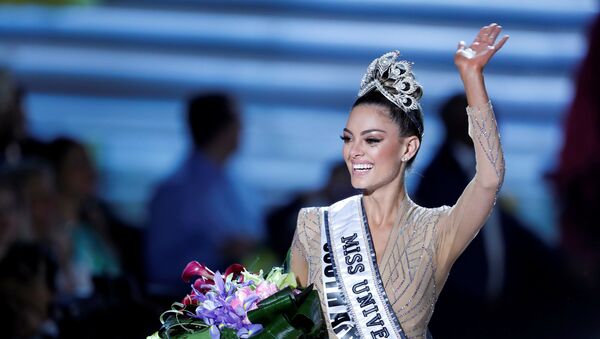 Miss South Africa Demi-Leigh Nel-Peters waves after being crowned Miss Universe during the 66th Miss Universe pageant at Planet Hollywood hotel-casino in Las Vegas, Nevada, U.S. November 26, 2017 - Sputnik Moldova-România