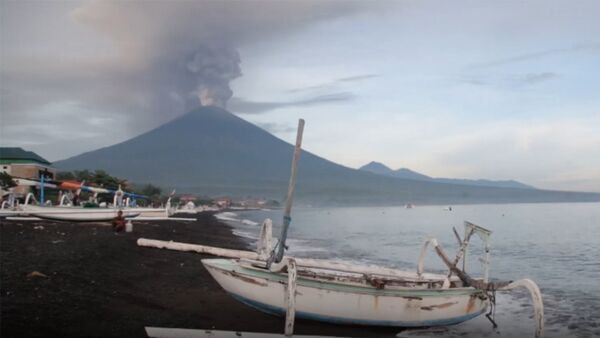 Вулкан Агунг на Бали выбросил столб дыма и пепла - Sputnik Молдова