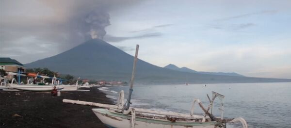 Вулкан Агунг на Бали выбросил столб дыма и пепла - Sputnik Молдова