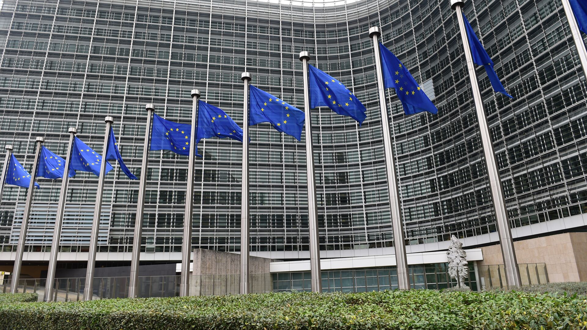 European flags flutter in front of the European Commission building as the European Commission President-elect unveils the list of the new European Commissioners during a press conference in Brussels, on September 10, 2014 - Sputnik Moldova-România, 1920, 15.10.2021